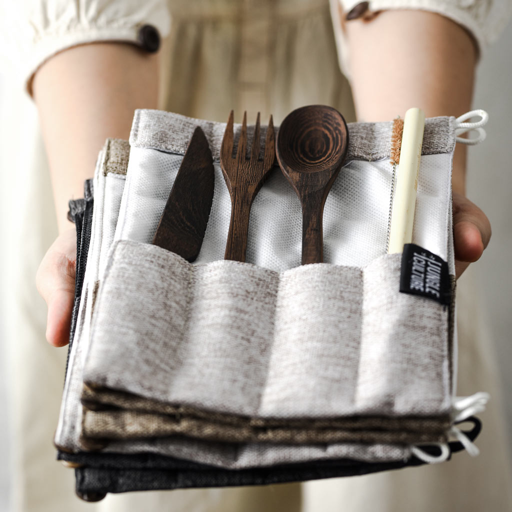 Besteckset aus dunklem Holz – mit Bambusstrohhalm & Dunkelgraue Bio-Baumwolltasche-3